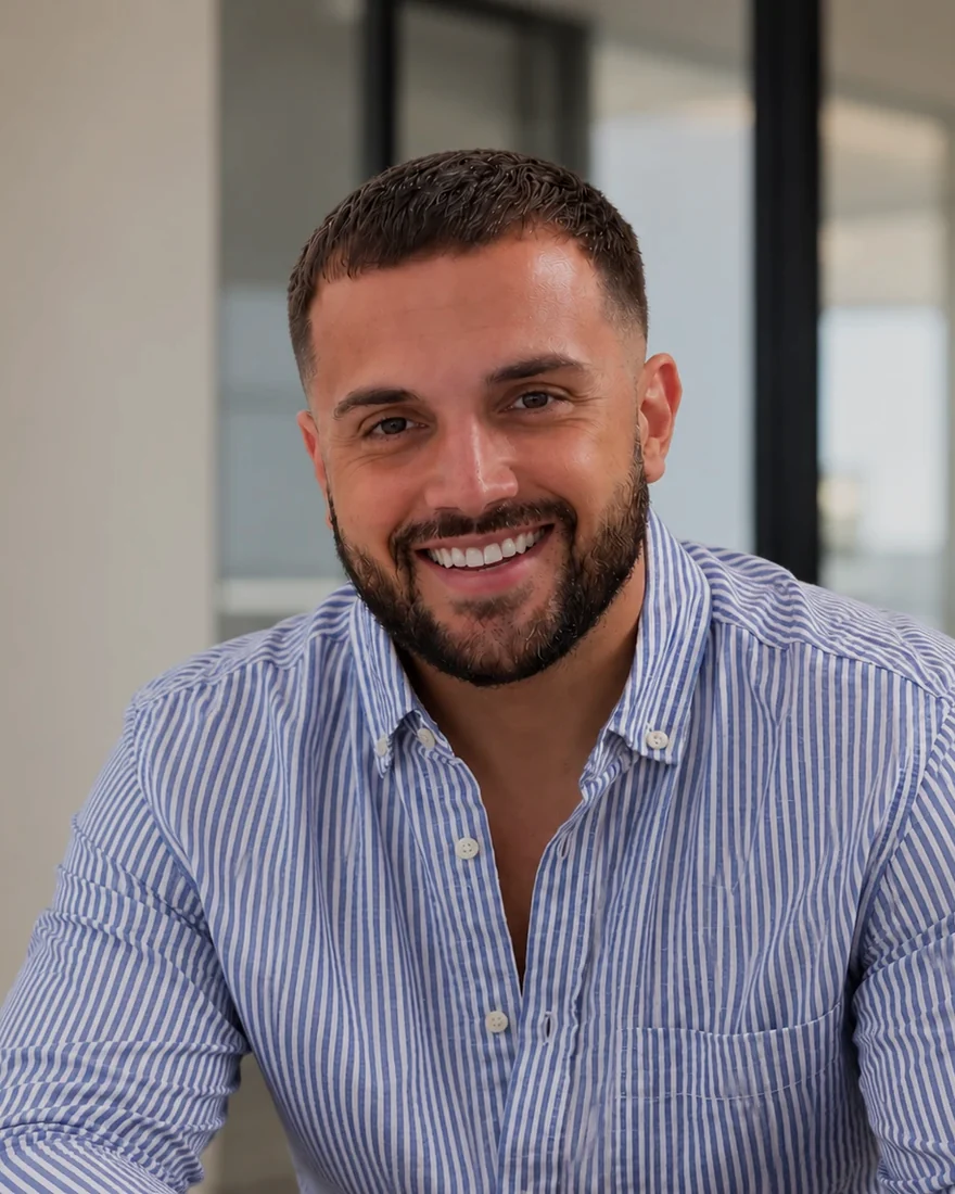 Zarko, Webdesigner aus Feldkirch, an seinem Arbeitsplatz